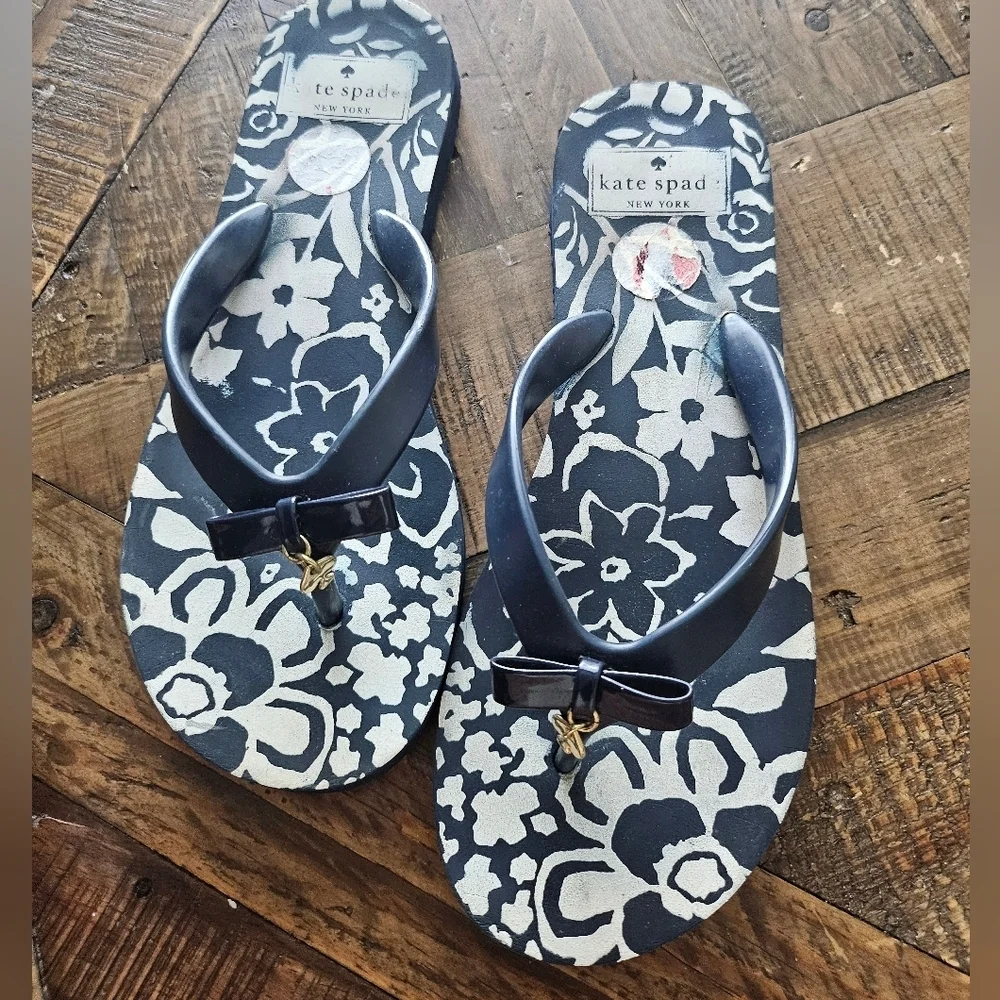 Kate Spade Women's Bow Floral Flip Flops with Gold Spade charm Sandals size 6.